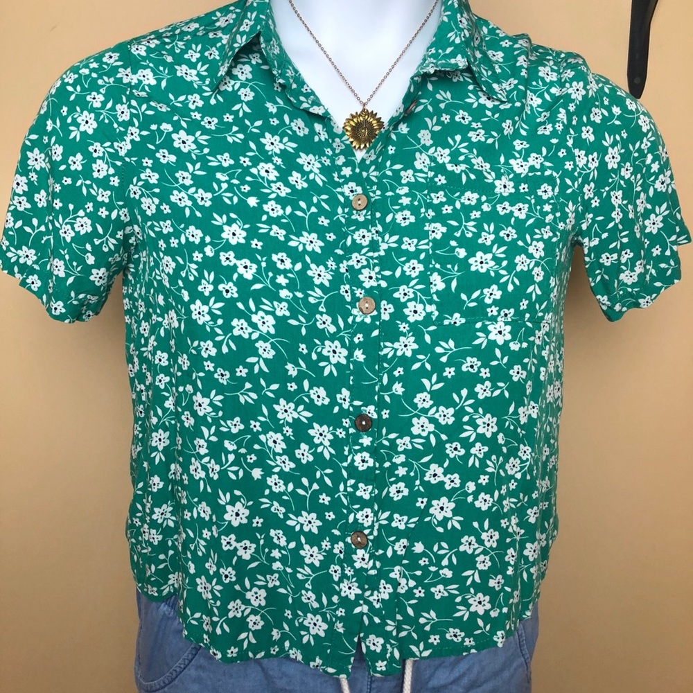 🌻Cropped floral button up 🌻